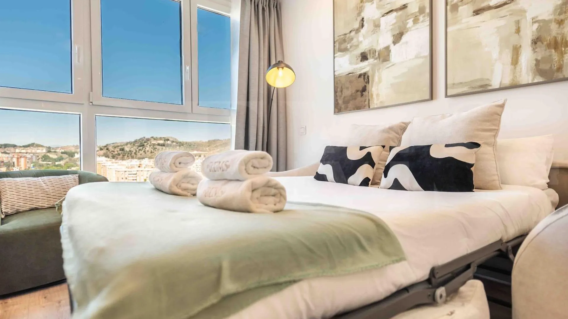شقة Modern Sky-Rise Living With Pool And Parking Rems مالقة