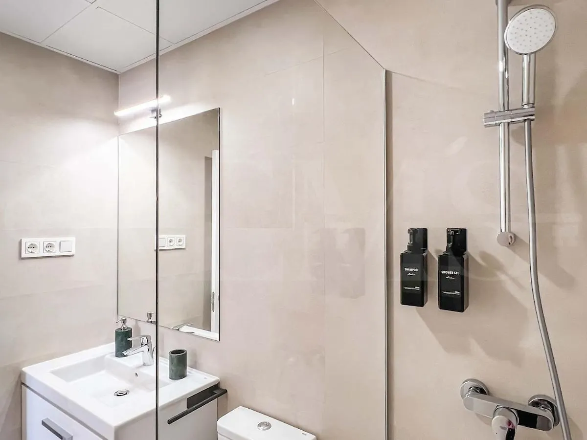 Apartamento Modern Sky-Rise Living With Pool And Parking Rems Málaga 0*,  España