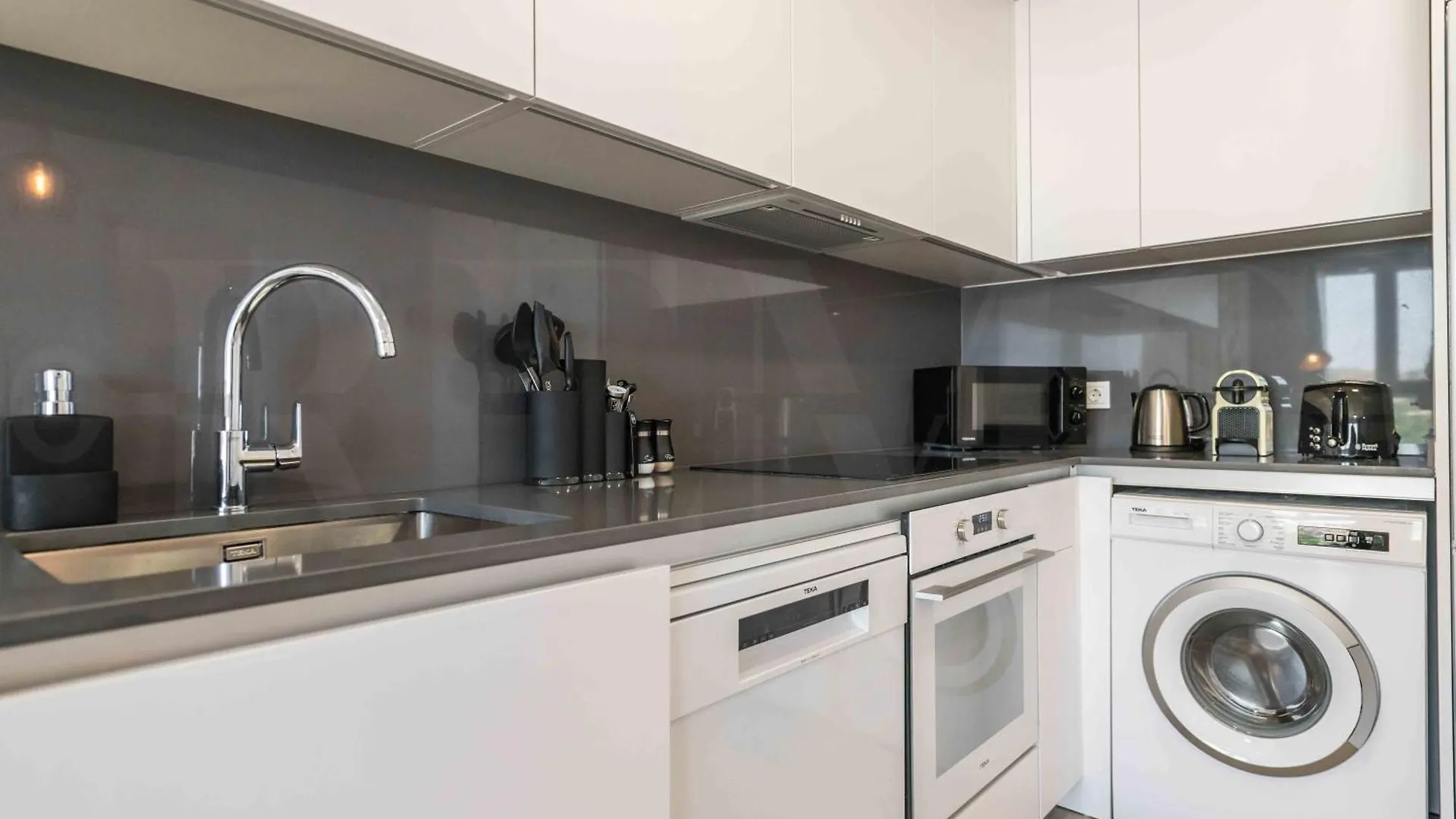 Apartament Modern Sky-Rise Living With Pool And Parking Rems Malaga
