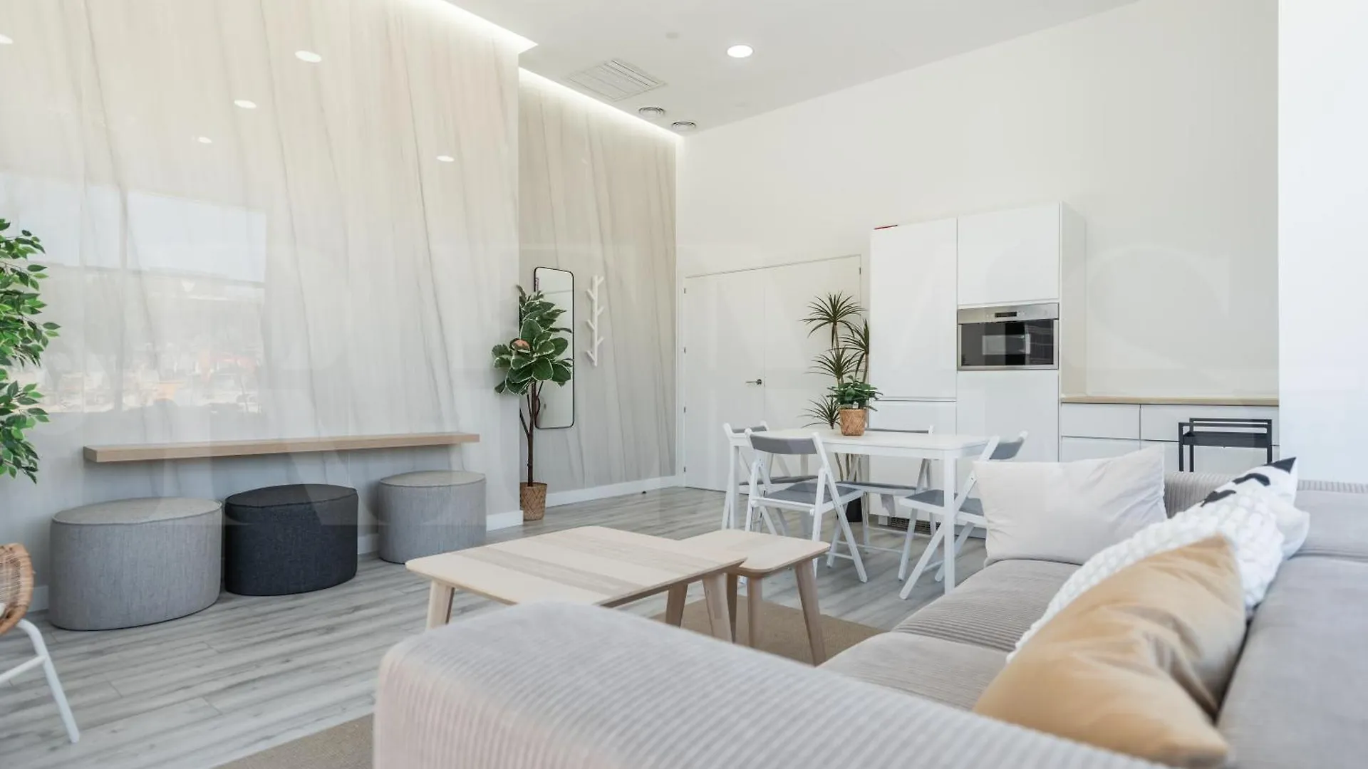 Appartamento Modern Sky-Rise Living With Pool And Parking Rems Málaga 0*,  Spagna