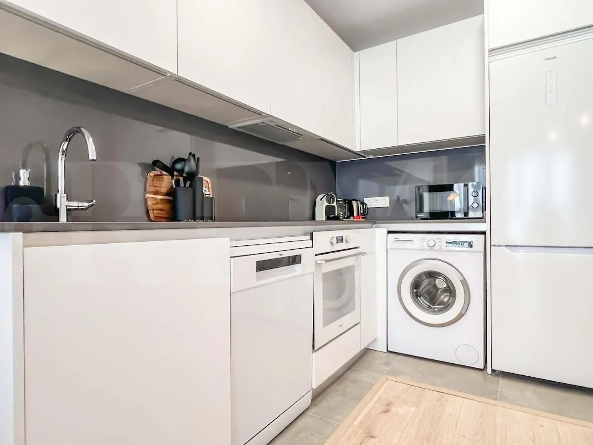 Apartment Ferienwohnung Modern Sky-Rise Living With Pool And Parking Rems Málaga
