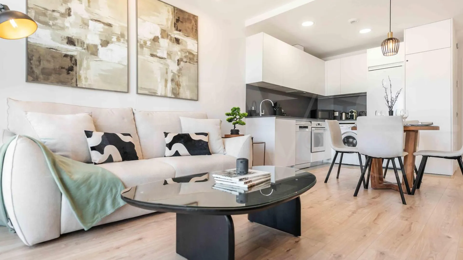 Modern Sky-Rise Living With Pool And Parking Rems Apartment Malaga