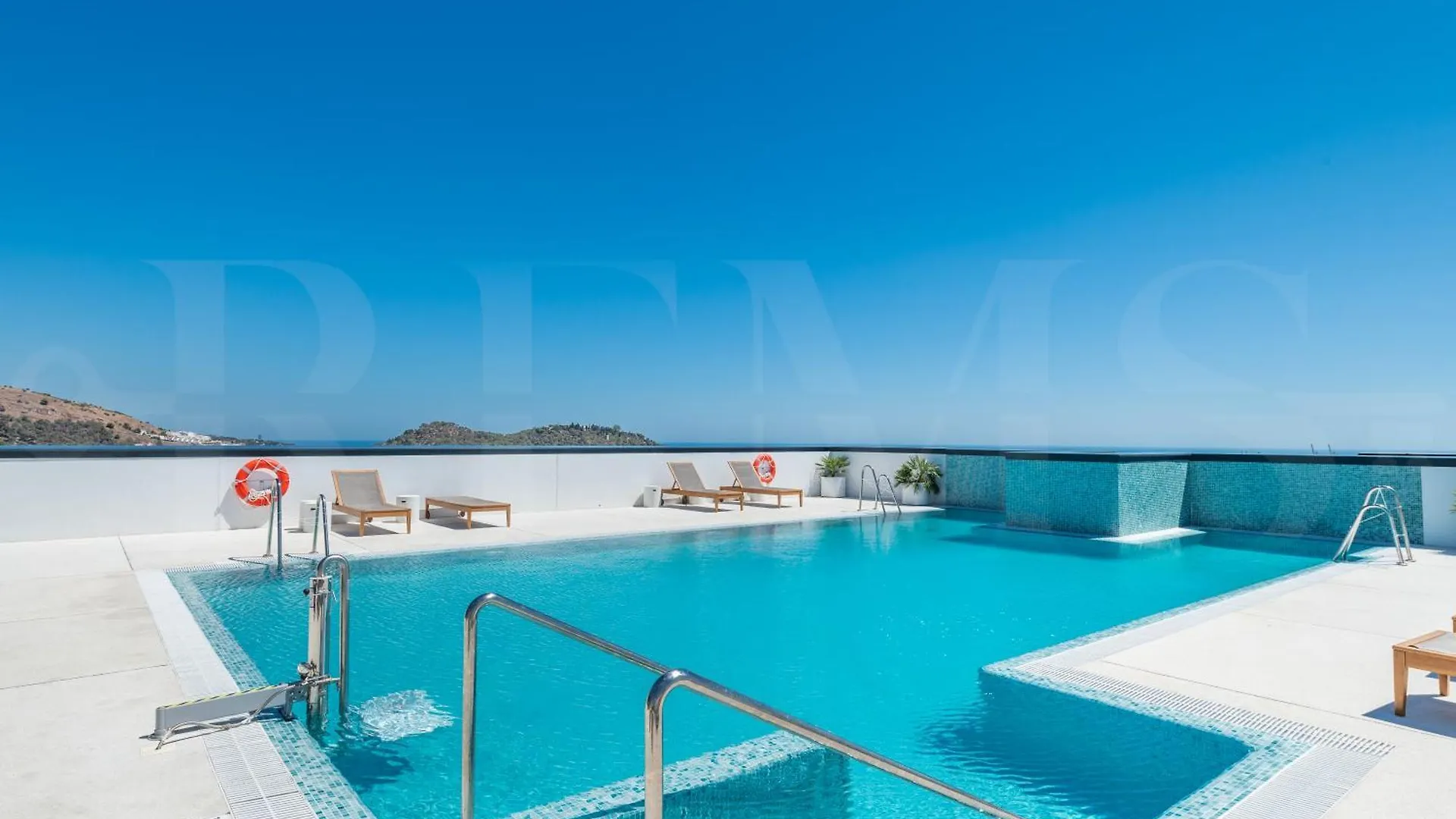 Modern Sky-Rise Living With Pool And Parking Rems Apartment Malaga 0*,
