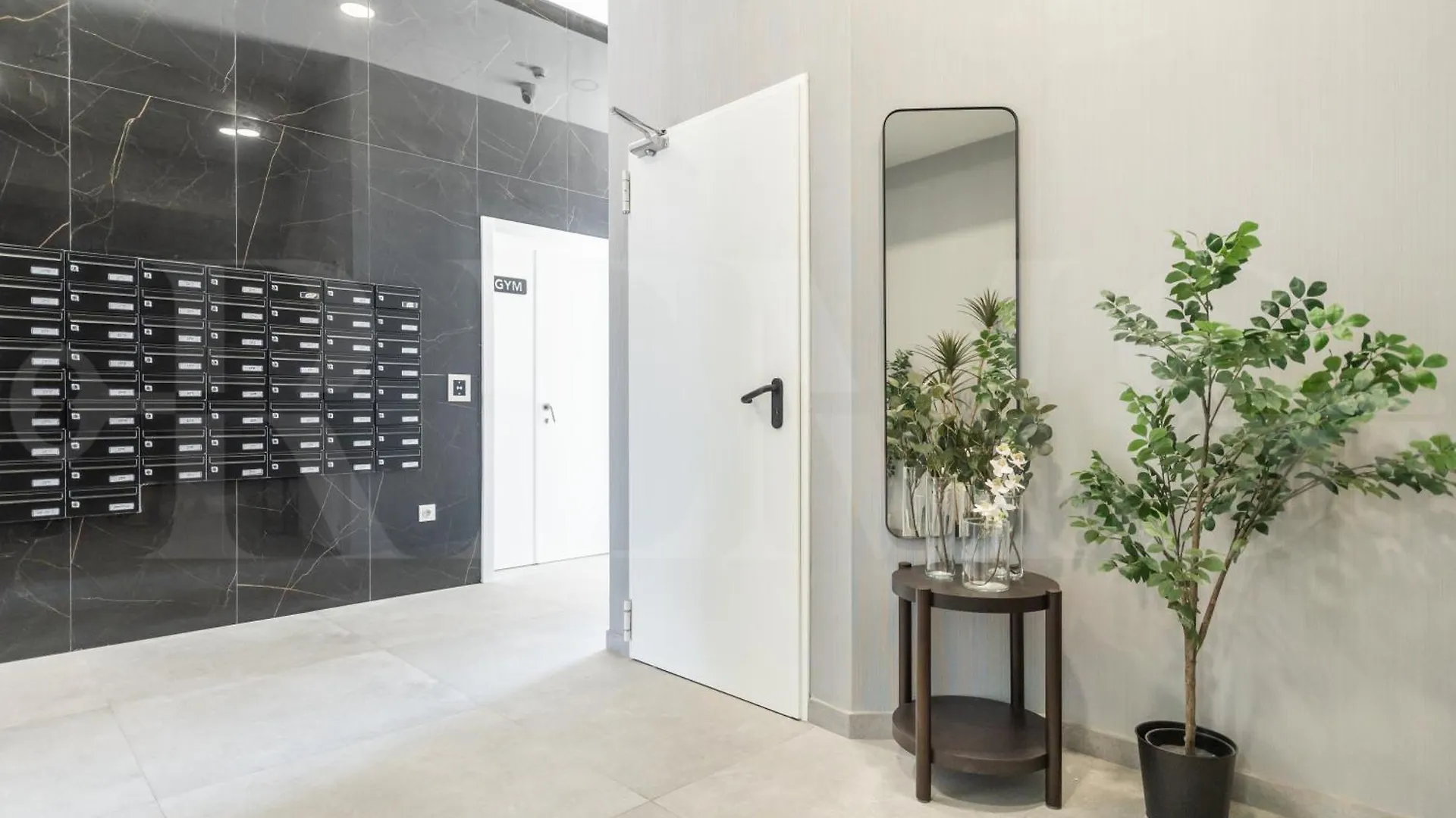 Modern Sky-Rise Living With Pool And Parking Rems location