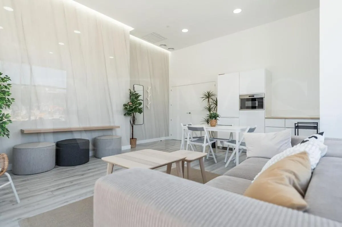 Modern Sky-Rise Living With Pool And Parking Rems Apartment Malaga