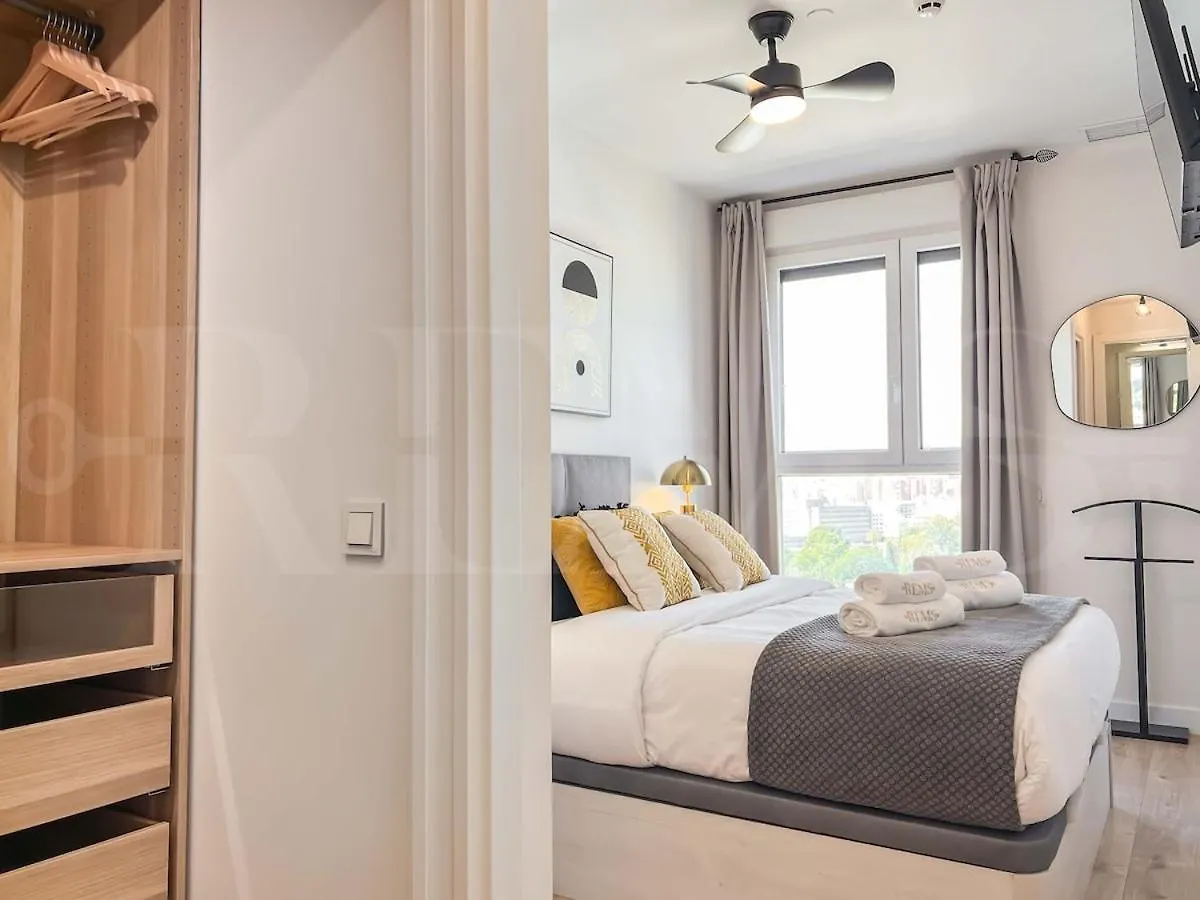 Modern Sky-Rise Living With Pool And Parking Rems Apartment Malaga