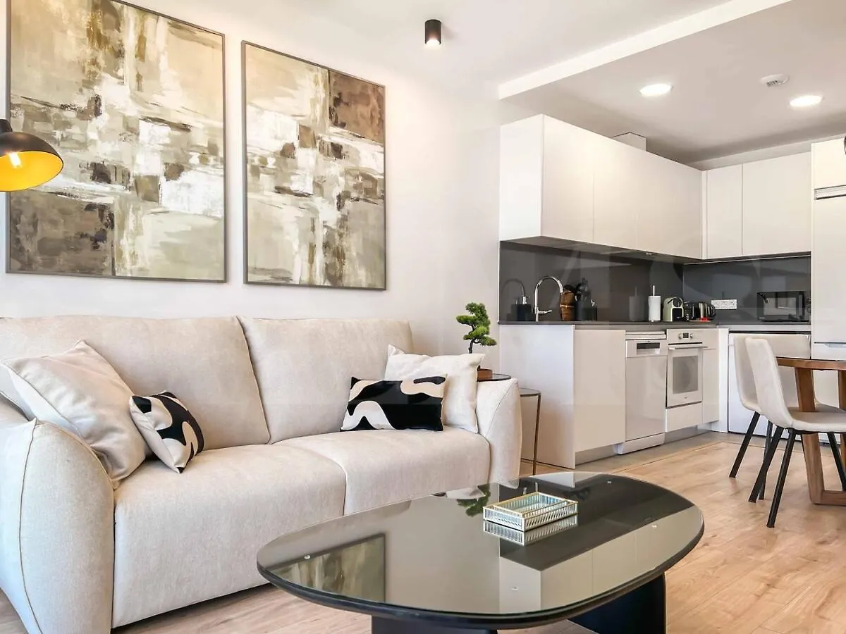 Modern Sky-Rise Living With Pool And Parking Rems Apartment Malaga