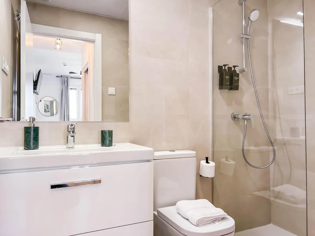 Modern Sky-Rise Living With Pool And Parking Rems Apartment Malaga