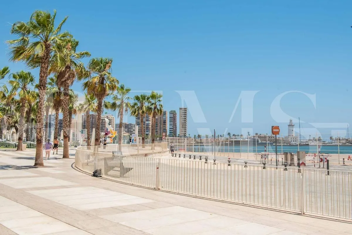 Modern Sky-Rise Living With Pool And Parking Rems Apartment Malaga